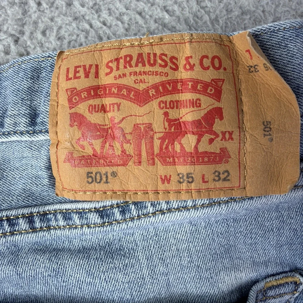 Levis 501 Jeans Mens 34x30 blue button fly medium wash